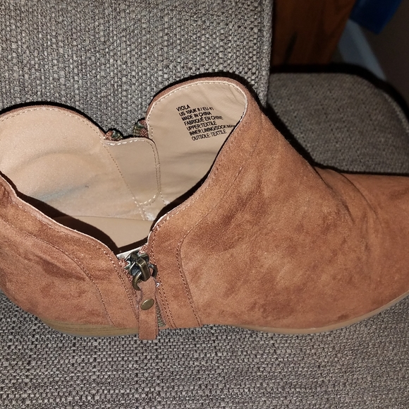 Boots - Picture 3 of 6